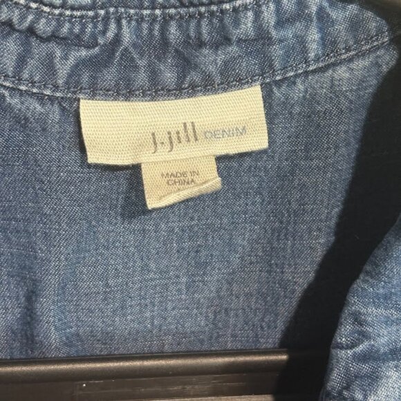 J. Jill Denim Size M Blue Sleeveless Chambray Shirt Button Front Collared Casual - Picture 2 of 4